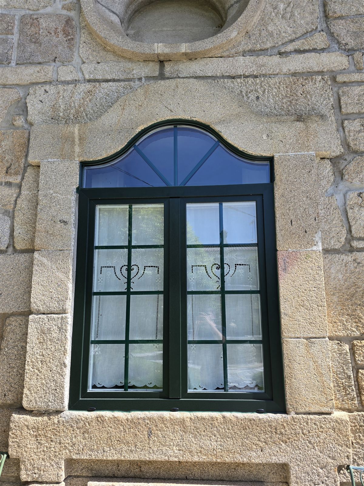 Caixilharia PVC em edifício de pedra