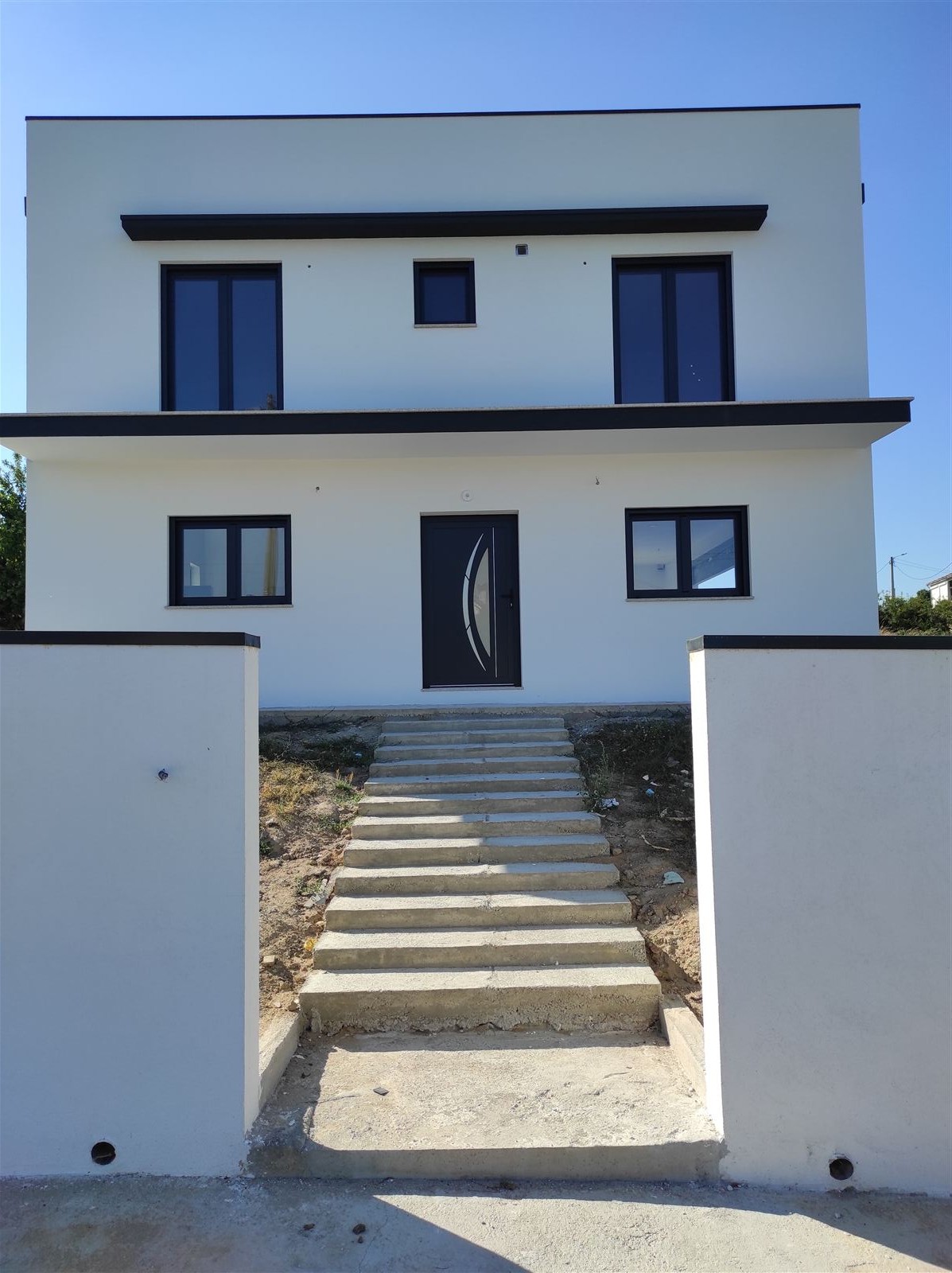 Caixilharia PVC em moradia moderna