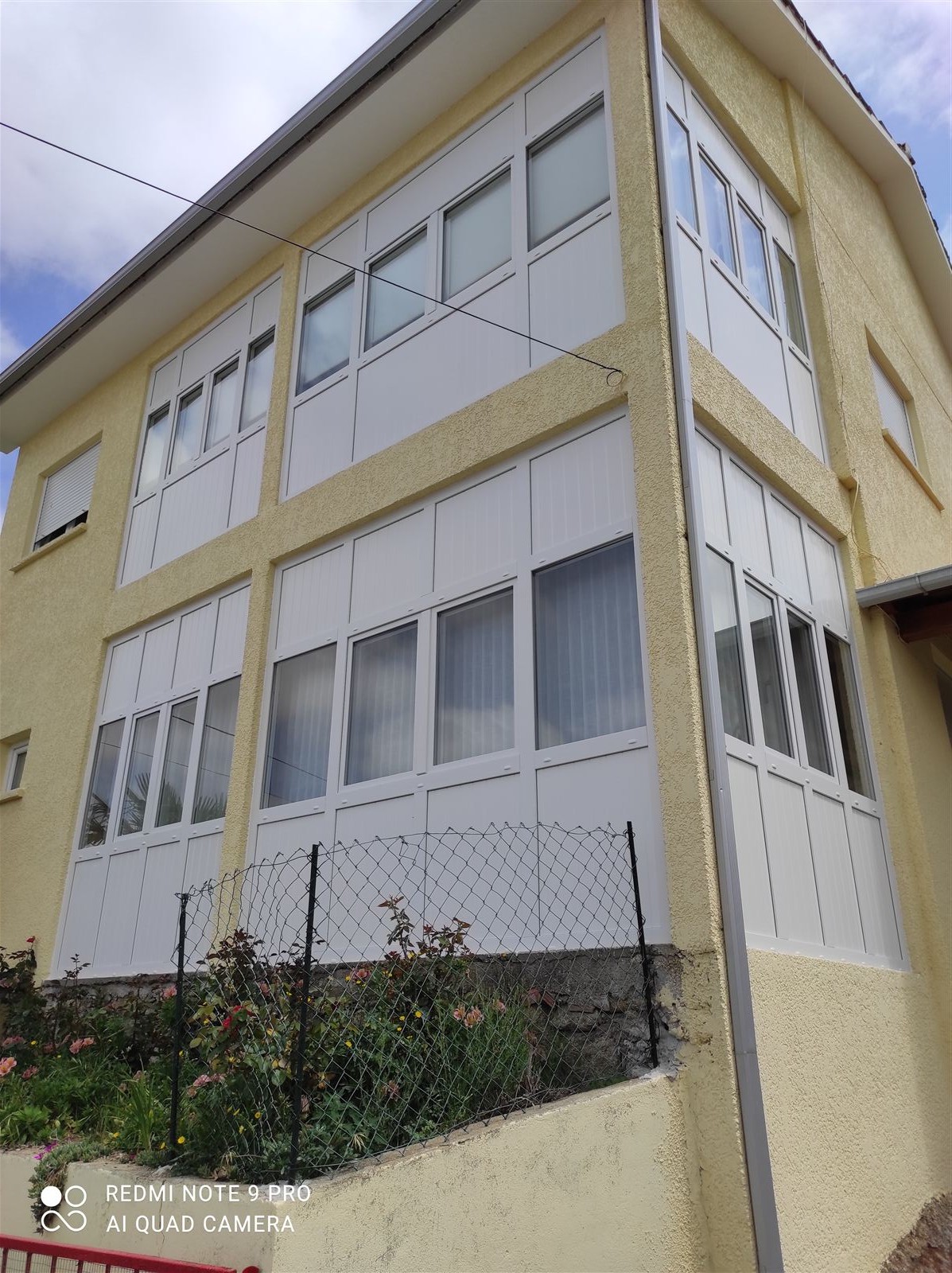 Caixilharia PVC em varanda envidraçada