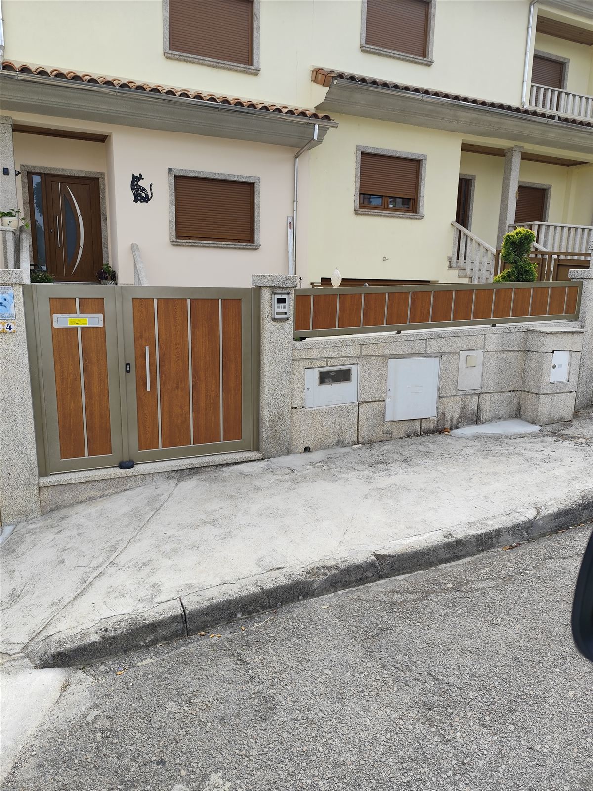 Portão pedonal e gradeamento com efeito madeira
